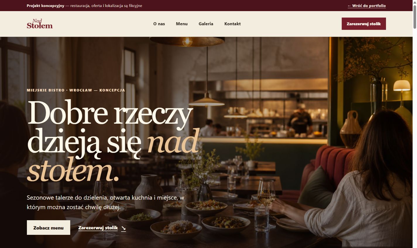 Podgląd koncepcji Nad Stołem: bordowy nagłówek i duże zdjęcie wnętrza restauracji.